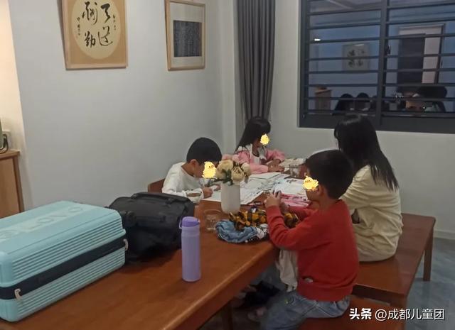 暑假旅游，就是换个地方写作业？全世界都在偶遇写作业的中国孩子