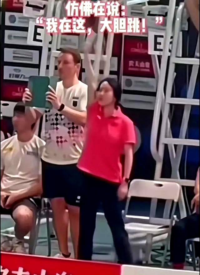 太感动的瞬间：全红婵低头找，陈若琳站起来挥 ，天衣无缝的默契