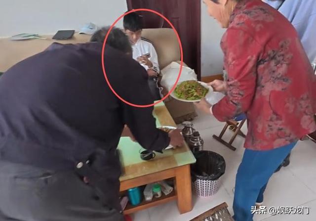 寻亲遇亲叔后续：空手上门、晚辈先动筷，网友曝靠诋毁中国赚外币