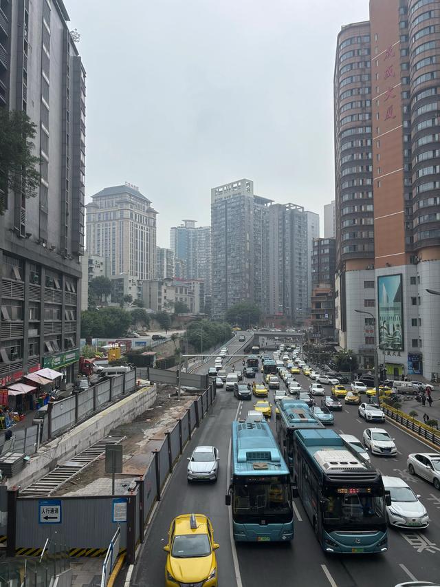 七律·穷游陪都观音桥自嘲