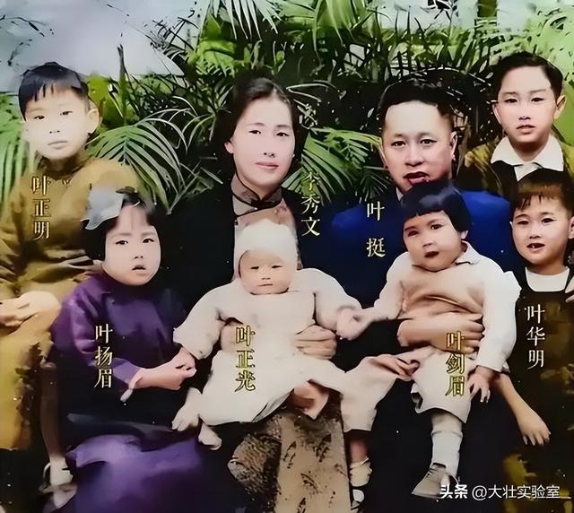 60年代，李鹏夫妇与儿女们在天安门广场，一张温暖的罕见全家福！