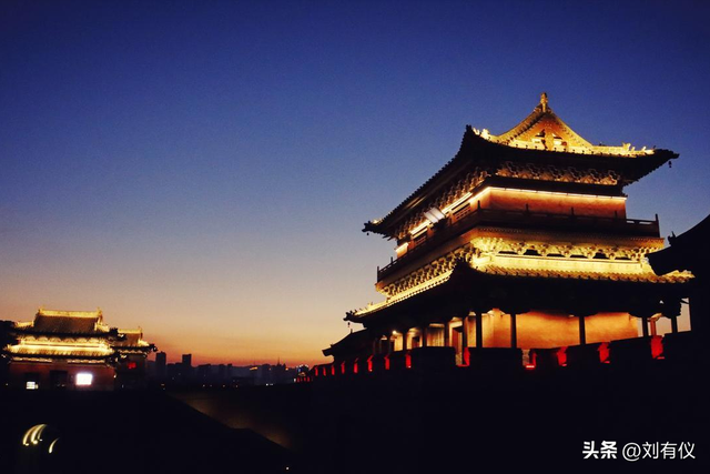 夜游大同只为找一家可口的刀削面，云岗石窟里发现惊美彩绘
