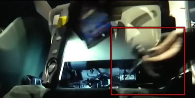 浙江男子花30多万买了辆小米YU7 Pro，主驾下方出现不知名零件！男子：这是个什么东西？工作人员一片沉默