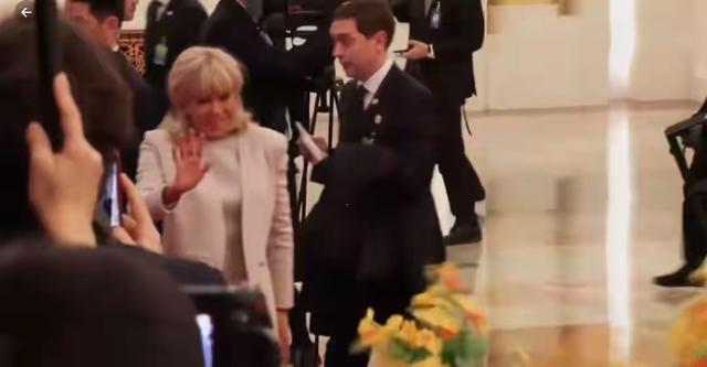 法国总统携夫人访华，72布丽吉特两套衣服干练减龄，展显女人魅力