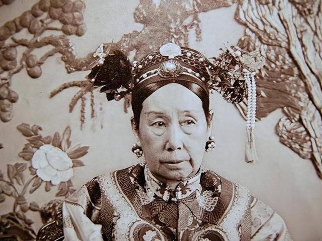 26岁垂帘？她十年练冷笑早把“狠”绣进旗袍边！