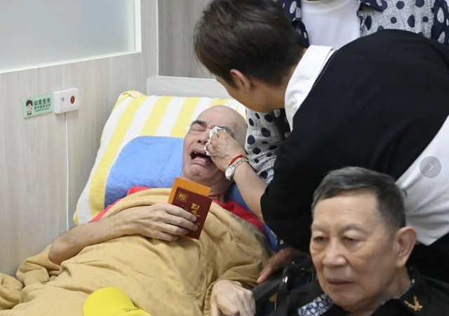 73岁张伟文近况曝光,卧病在床瘦成皮包骨，独住养老院亲人未出面