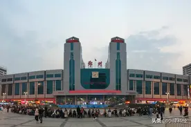 河南郑州开往乌鲁木齐的特快列车，途经西安，兰州，全程2983公里图片