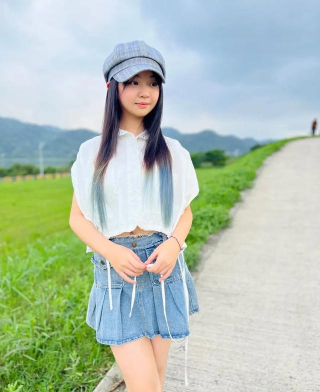 还记得《俗女养成记》里的小嘉玲吗？已经16岁啦？