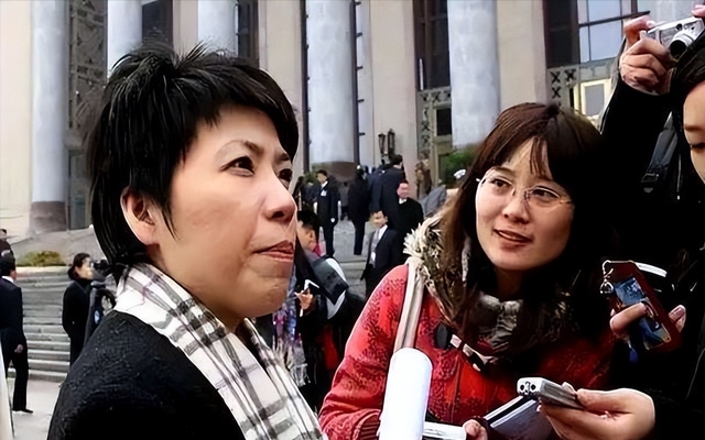 败光20亿、国籍问题、向洋人下跪，邓亚萍身上的标签到底是真是假