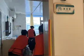 单次收费100多元到400元，洗一次澡至少需要2个人“帮助”？ 看郑州如何“为老助浴”！图片