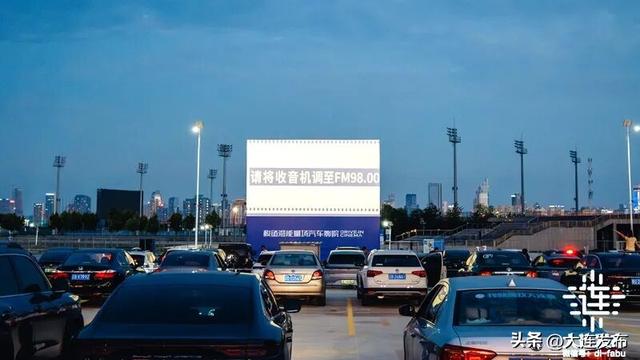 火爆出圈！汽车影院+后备箱市集
