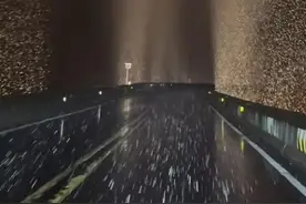 游客在川西拍下梦幻雪夜，网友惊叹“时空之门”，当地：雪已化但景色仍很美图片