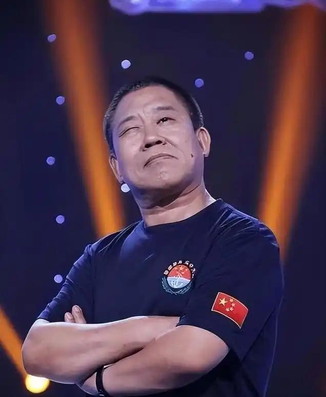 他因嘴歪演了半辈子坏人，令人想不到的是，他女儿是我们熟悉的她