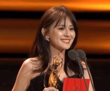 从“拽妃”到商界大亨，39岁的热依扎：隐婚生子，争议不断