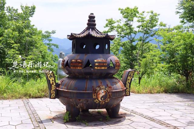 浙江绍兴这个公园依山傍水，两根石笋营造美丽风光，成为休闲胜地