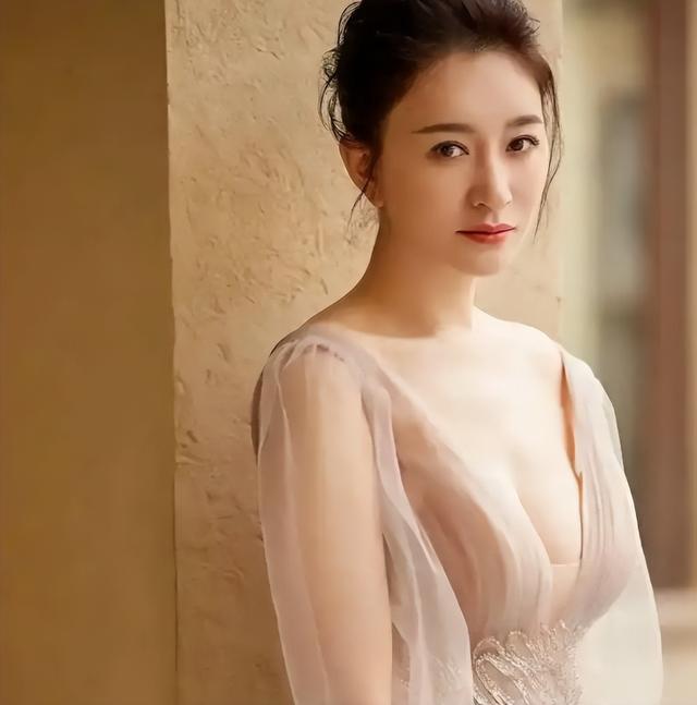 秦岚的胸，李小冉的腿，殷桃的腰，这些中年女星简直迷死人