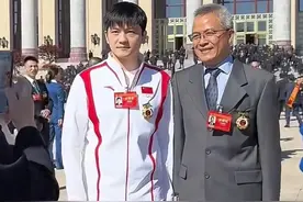 樊振东王曼昱进京领奖，马龙夸赞樊振东，王曼昱这段感言感动全场图片