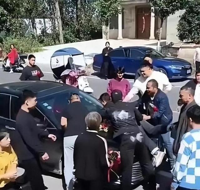 拦婚车索要50条香烟的3人，已社会性死亡，结局舒适，评论区炸锅