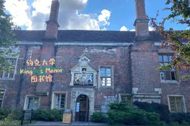 窗户纸破了，英国约克大学为了多赚钱，已经降低海外学生入学成绩图片