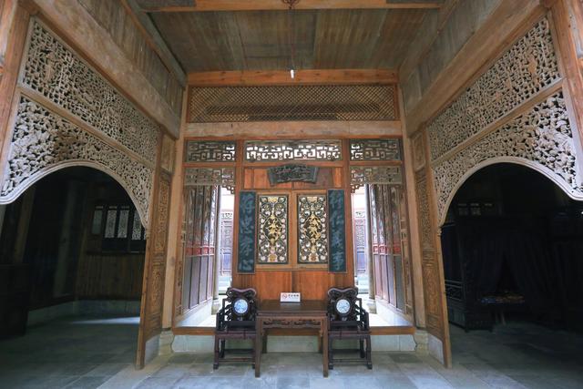 安徽歙县有一座徽商大宅院，雕梁画栋尽显风华，是徽州文化的圣殿