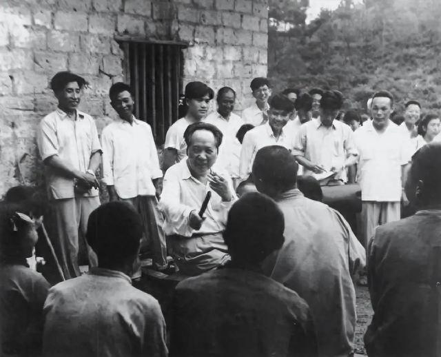 1959年毛泽东重返韶山，发现父母坟头有个小洞，当即做了一个动作