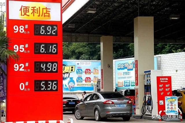 燃油车主们笑了：国庆后油价降温，92号汽油重回“7元时代”