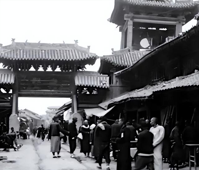 1946年，地下党开会时突然听到小贩大喊卖糖，会议负责人：快撤退