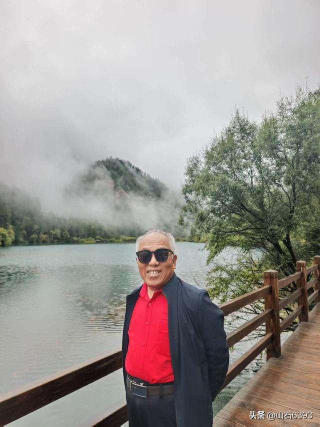 丁怀华：《神奇九寨沟 人在画中游》