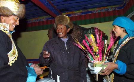这个一妻多夫制的民族，晚上怎么过？女人直言：没有幸福可言