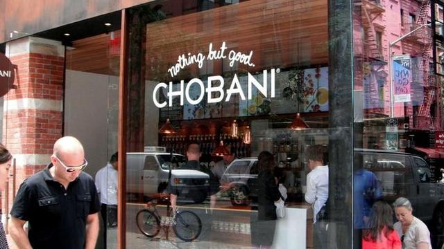 70万贷款起家，20年不靠融资，他把一杯酸奶卖到1422亿