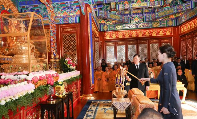 泰王夫妇在北京参观灵光寺！苏提达王后穿古韵连衣裙，踩高跟跪拜