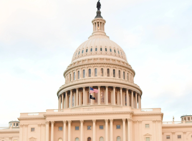 “搞笑”的不是坠机，是老航母还在撑场面！美军的精锐去哪了？