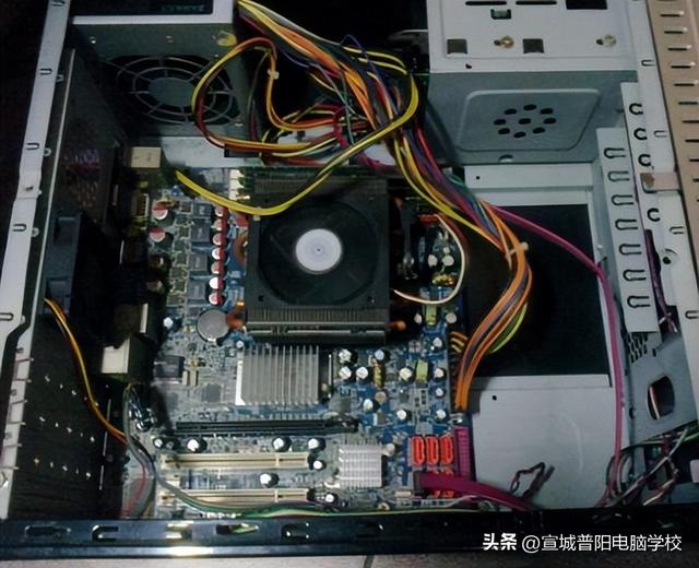 网友电脑问题解答：电脑进入系统后黑屏什么原因？如何解决？