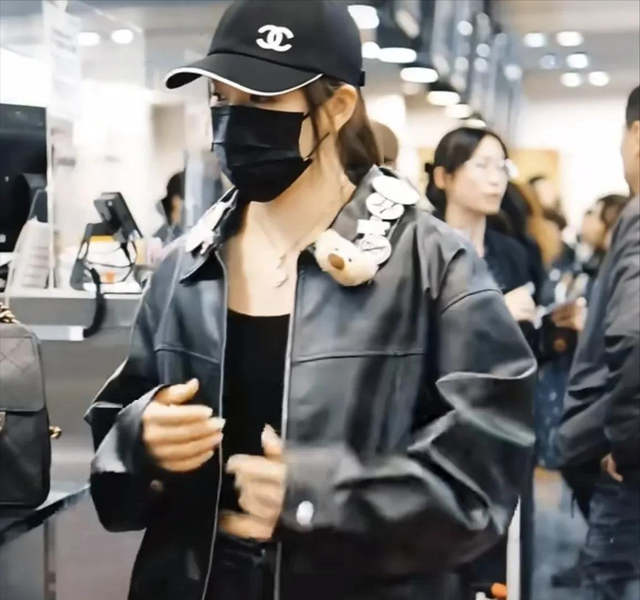 陈梦夺冠后返程北京，穿搭大胆，吊带配皮衣露出腰线，差点认不出