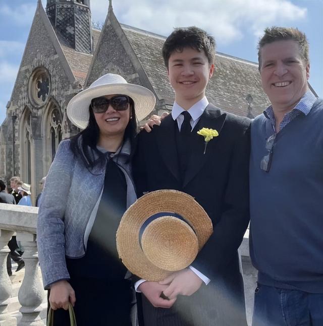 事业巅峰远赴美国，被老外“玩腻”后晚年回国，如今变成了这样！