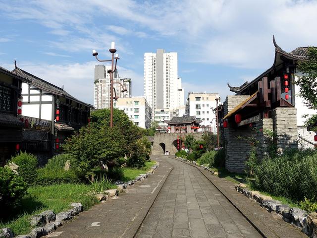 四川隆昌有一座石牌坊古镇，青石黛瓦间，解读牌坊背后的历史故事