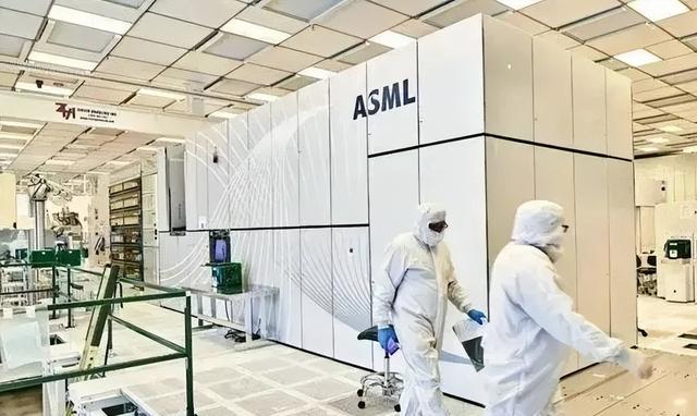 真的慌了？ASML首席执行官发出警告，外媒：现在轮到中国不买了