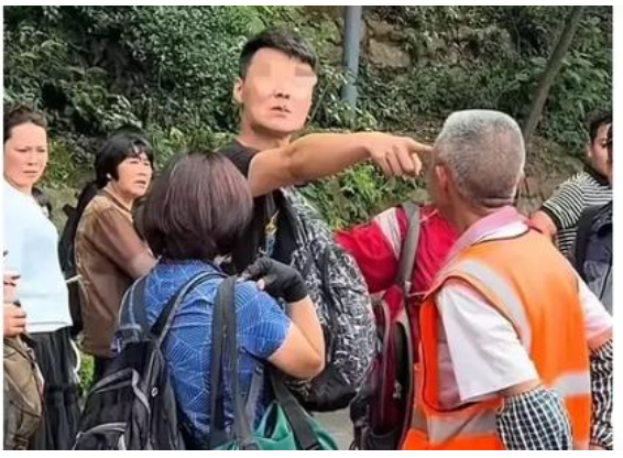 1600公里来骂人？黔灵山驱猴大爷遭游客怒怼，景区回应引爆网络！