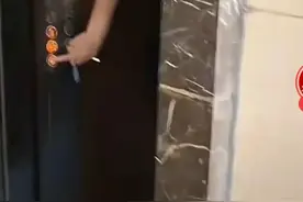 女子长按电梯等女儿被怒斥后续，当事人发声曝细节，评论区炸锅图片