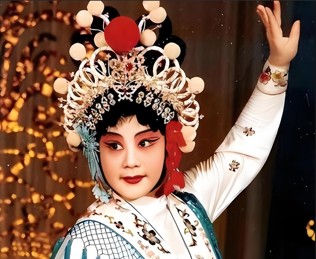 吃里爬外，永不回国？她带领30名演员选择留美，如今年过花甲归来