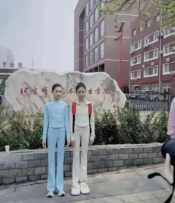 在北戏的招生现场，有两位小姑娘，那颜值高得太让人惊艳了