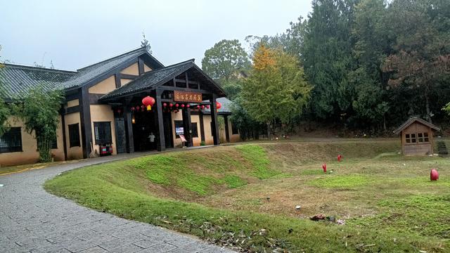 两性关系，50岁后的女人不怕你占便宜，就怕你做到这一步