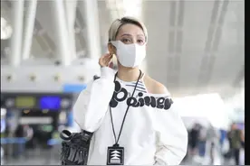 52岁宁静机场照：反季穿搭太时髦，超短裤配棉靴，像30岁小姑娘图片