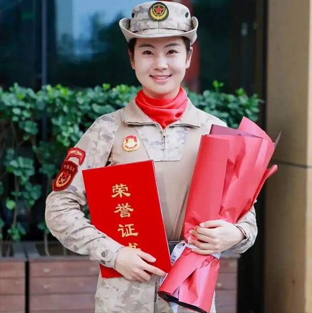 女民兵李思颖阅兵回家后仅半天，又官宣新身份，太牛了，全网恭喜