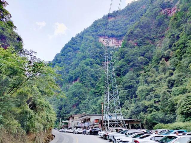沿合（江）习（水）公路，跨越川黔边界
