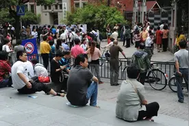 2024年高考当天，家长“陪考”究竟是利还是弊？图片