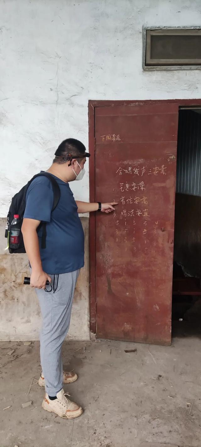 重庆巴南废弃了20多年的电影院，里面还遗留了大量上世纪的老物件