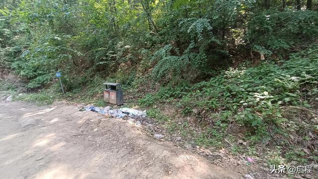 到青华山看千年卧佛，一路上垃圾随处可见