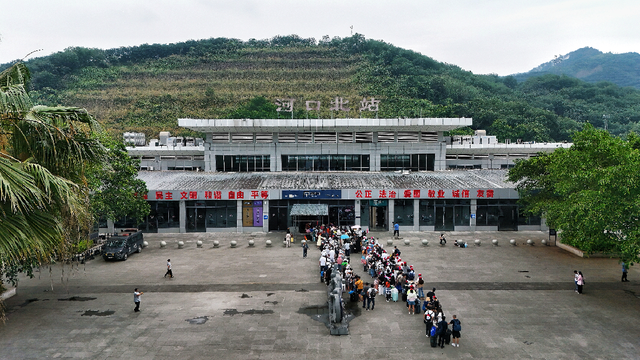河口口岸暑期入境客流持续攀升 跨境旅游助推口岸流量增长