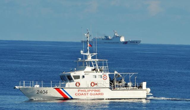 中国设黄岩岛保护区后，多艘菲船前来闹事，中国海警出手了